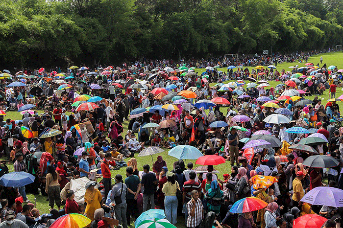 Ribuan warga menunggu kedatangan Ida Dayak di Lapangan Tembak Kostrad, Depok, Jawa Barat, Senin (3/4/2023).