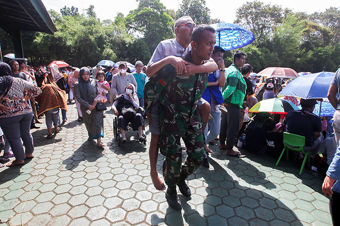 Ribuan warga menunggu kedatangan Ida Dayak di Lapangan Tembak Kostrad, Depok, Jawa Barat, Senin (3/4/2023).