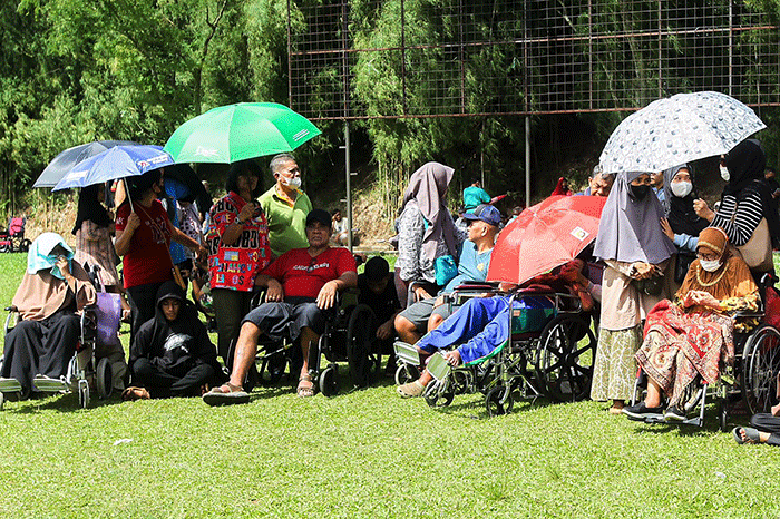 Ribuan warga menunggu kedatangan Ida Dayak di Lapangan Tembak Kostrad, Depok, Jawa Barat, Senin (3/4/2023).