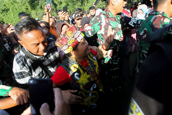 Ida Dayak (tengah) dijaga provos dalam kerumunan warga yang meminta pengobatannya di Lapangan Kostrad Cilodong, Depok, Jawa Barat, Senin (3/4/2023).