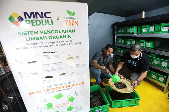 Manager FoodCycle Indonesia, Cogito Ergo Sumadi (kanan) mencoba menerangan kepada karyawan tentang pengolahan limbah makanan dengan sistem bio konversi.