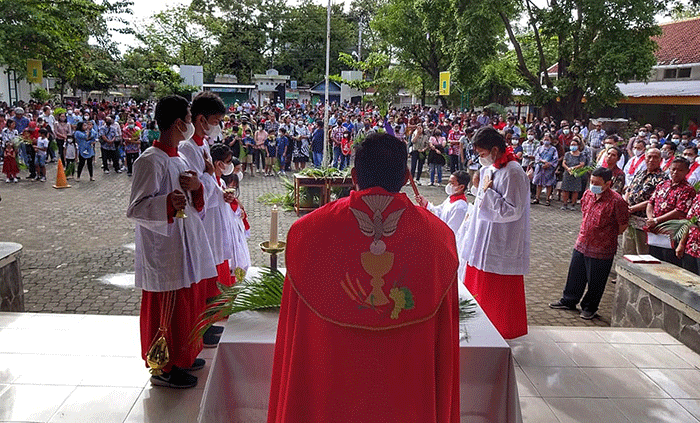 Umat Katolik Paroki St Theresia Bongsari Semarang, Jawa Tengah, kembali menggelar arak-arakan merayakan Minggu Palma.