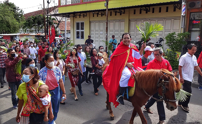 Umat Katolik Paroki St Theresia Bongsari Semarang, Jawa Tengah, kembali menggelar arak-arakan merayakan Minggu Palma.