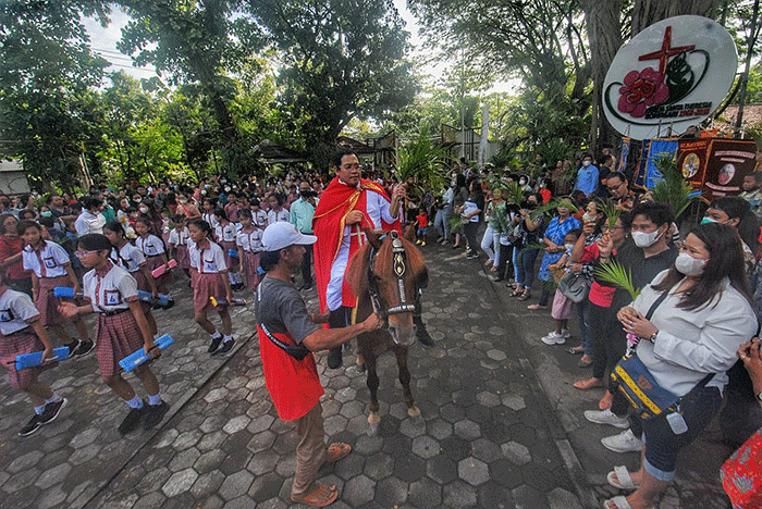 Umat Katolik Paroki St Theresia Bongsari Semarang, Jawa Tengah, kembali menggelar arak-arakan merayakan Minggu Palma.