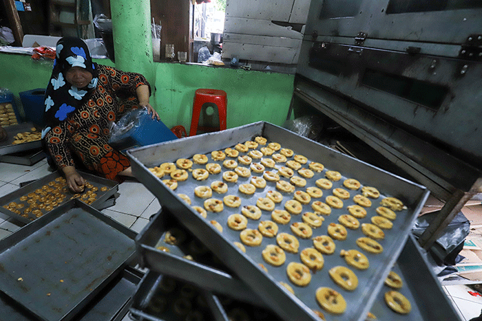 Pekerja menyelesaikan pembuatan kue kering di kawasan Kwitang, Jakarta Pusat, Senin (3/4/2023).