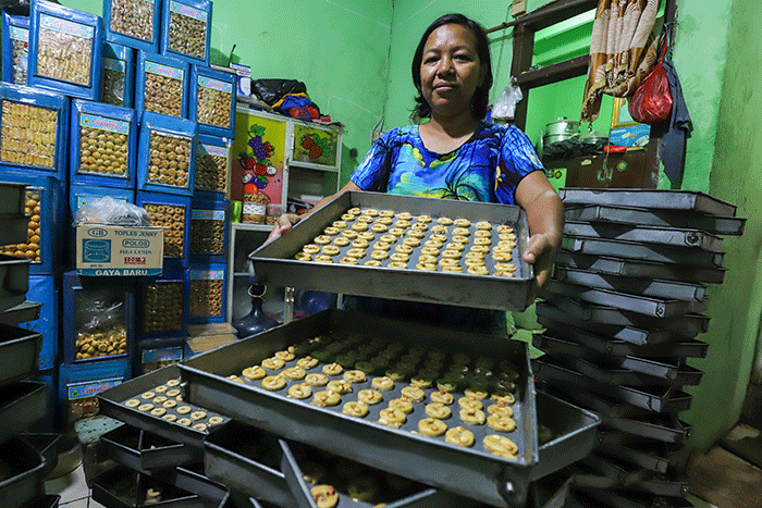 Pekerja menyelesaikan pembuatan kue kering di kawasan Kwitang, Jakarta Pusat, Senin (3/4/2023).