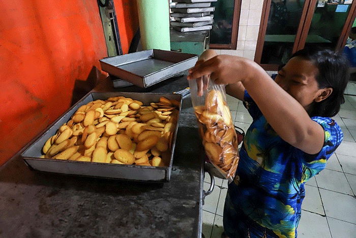 Pekerja menyelesaikan pembuatan kue kering di kawasan Kwitang, Jakarta Pusat, Senin (3/4/2023).