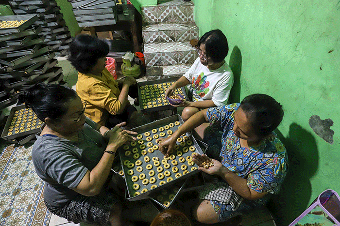 Pekerja menyelesaikan pembuatan kue kering di kawasan Kwitang, Jakarta Pusat, Senin (3/4/2023).