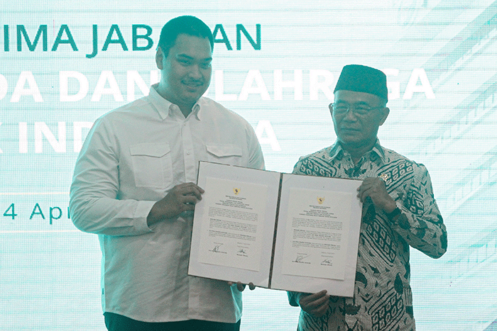 Menteri Pemuda dan Olahraga (Menpora) Dito Ariotedjo memberikan sambutan dalam acara serah terima jabatan di Auditorium Wisma Kemenpora, Jakarta.
