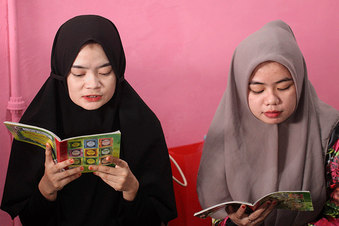 Sejumlah warga binaan tengah mengaji dan menyulam produk kerajinan tangan di Rumah Tahanan Kelas I Makassar, Selasa (4/4/2023).