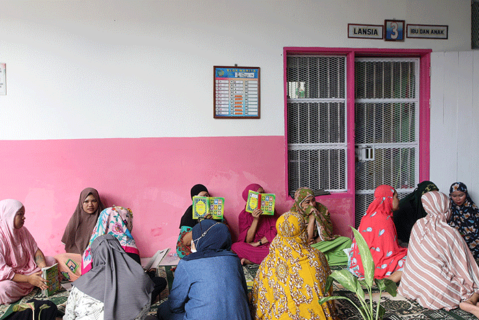 Sejumlah warga binaan tengah mengaji dan menyulam produk kerajinan tangan di Rumah Tahanan Kelas I Makassar, Selasa (4/4/2023).