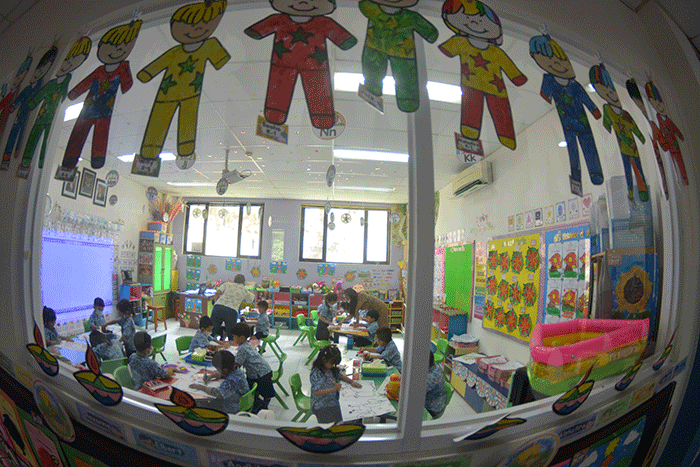 Kepala Sekolah (Head Teacher) SIS Semarang, Robert Davis saat meninjau proses kegiatan belajar mengajar siswa Singapore Intercultural School (SIS).