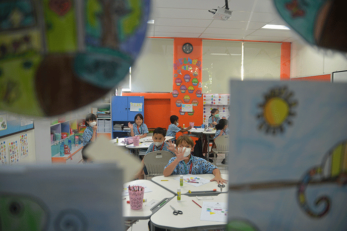 Kepala Sekolah (Head Teacher) SIS Semarang, Robert Davis saat meninjau proses kegiatan belajar mengajar siswa Singapore Intercultural School (SIS).