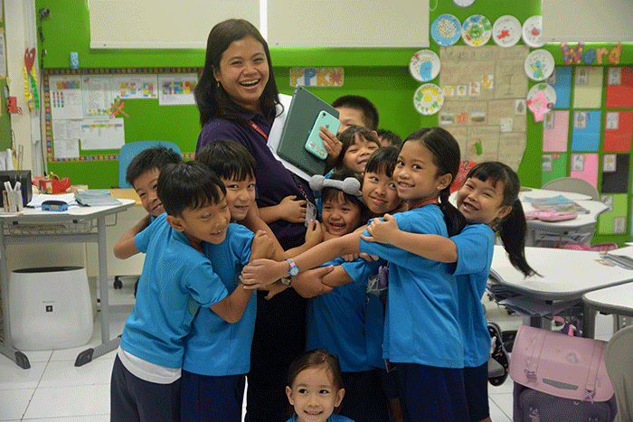 Kepala Sekolah (Head Teacher) SIS Semarang, Robert Davis saat meninjau proses kegiatan belajar mengajar siswa Singapore Intercultural School (SIS).