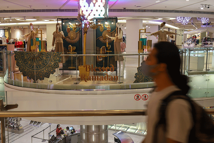 Pengunjung melihat dekorasi bertajuk Blessed Ramadan di Lotte Mal Jakarta, Selasa (4/4/2023).