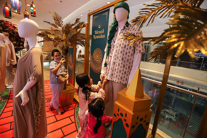 Pengunjung melihat dekorasi bertajuk Blessed Ramadan di Lotte Mal Jakarta, Selasa (4/4/2023).