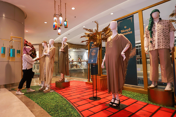 Pengunjung melihat dekorasi bertajuk Blessed Ramadan di Lotte Mal Jakarta, Selasa (4/4/2023).