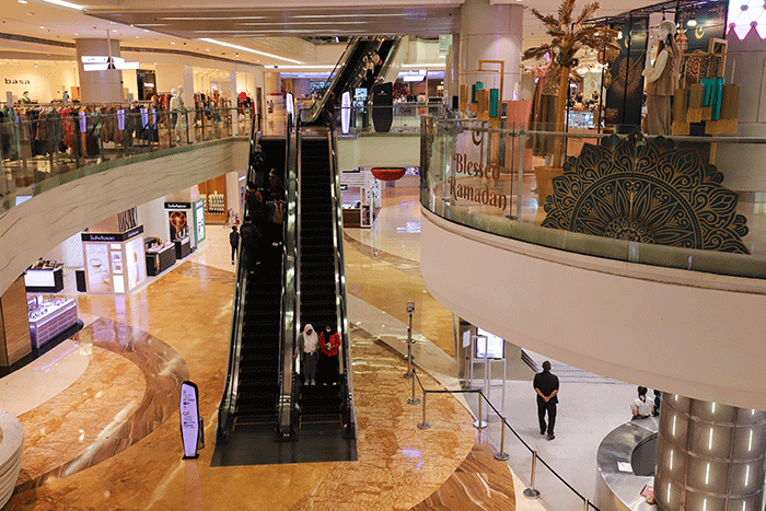 Pengunjung melihat dekorasi bertajuk Blessed Ramadan di Lotte Mal Jakarta, Selasa (4/4/2023).