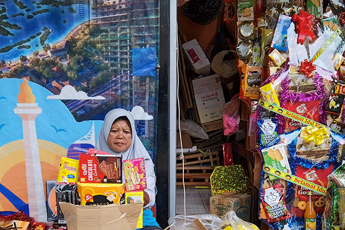 Pedagang saat membuat hampers atau parcel di Pasar Barito, Jakarta, Selasa (4/4/2023).