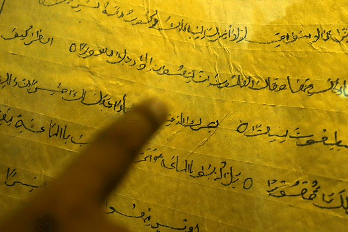 Warga melihat Al Quran dari daun lontar yang tersimpan di Masjid Jami Matraman, Jakarta Timur, Rabu (5/4/2023).