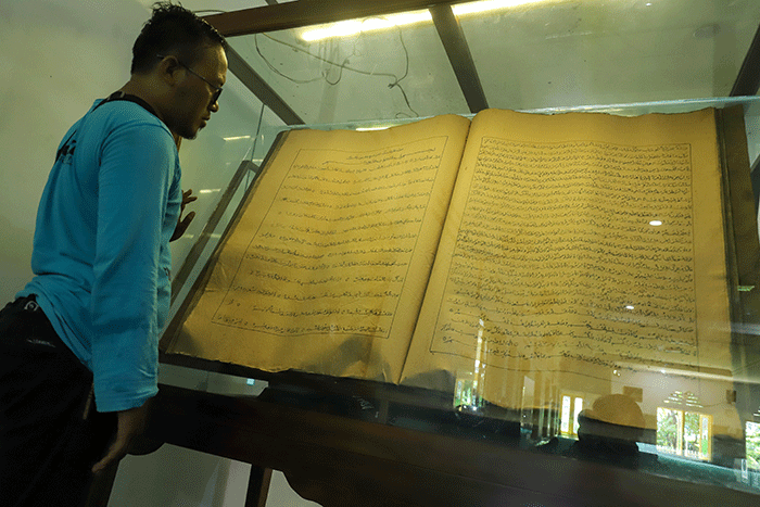 Warga melihat Al Quran dari daun lontar yang tersimpan di Masjid Jami Matraman, Jakarta Timur, Rabu (5/4/2023).