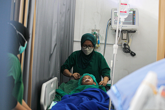 Orang tua Muhammad Abyan menjenguk anaknya usai melakulan operasi bibir sumbing gratis kerja sama MNC Peduli dan RSAU dr. Esnawan Antariksa di Halim.