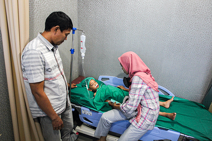 Orang tua Muhammad Abyan menjenguk anaknya usai melakulan operasi bibir sumbing gratis kerja sama MNC Peduli dan RSAU dr. Esnawan Antariksa di Halim.