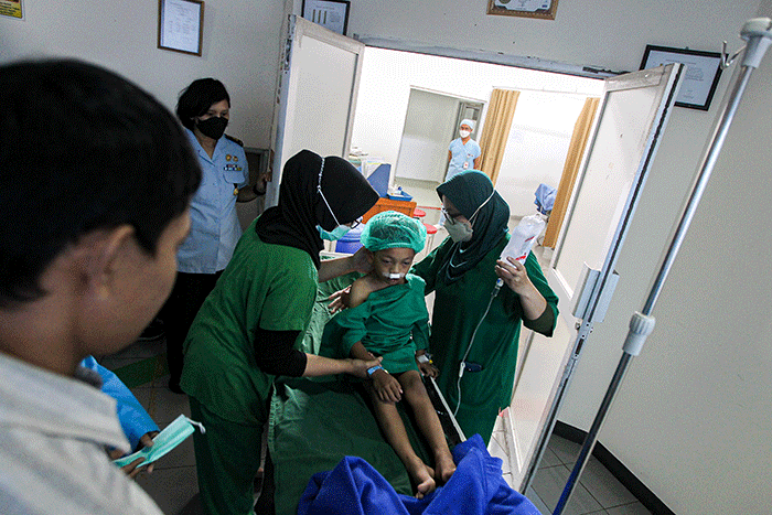 Orang tua Muhammad Abyan menjenguk anaknya usai melakulan operasi bibir sumbing gratis kerja sama MNC Peduli dan RSAU dr. Esnawan Antariksa di Halim.