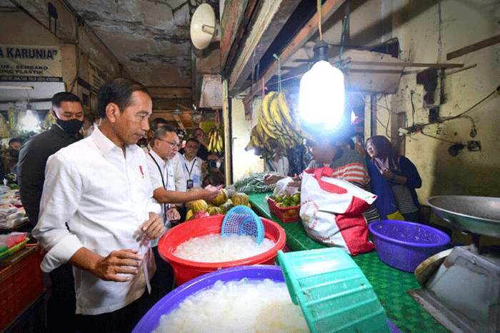 Presiden Joko Widodo meninjau aktivitas perdagangan yang berlangsung di Pasar Rawamangun, Jakarta, Rabu (5/4/2023).