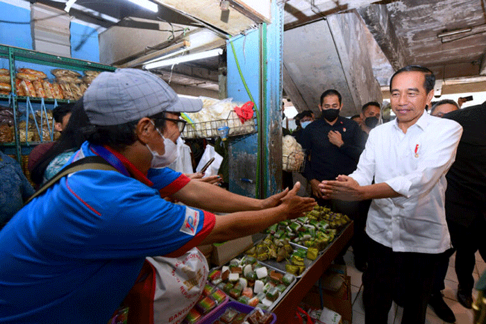 Presiden Joko Widodo meninjau aktivitas perdagangan yang berlangsung di Pasar Rawamangun, Jakarta, Rabu (5/4/2023).