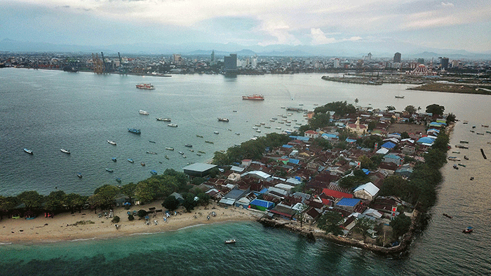 Tampak dari ketinggian Pulau Lae-lae, Makassar, Rabu (5/4/2023).