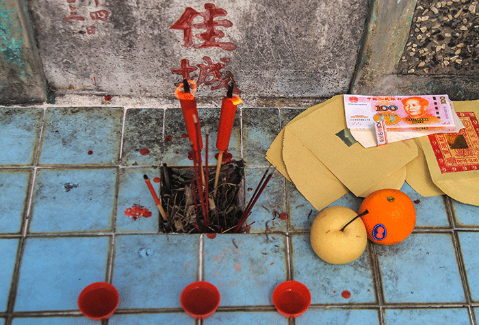 Warga keturunan Tionghoa melakukan ritual pada puncak tradisi Ceng Beng di Tempat Pamakaman Umum Talang Kerikil Palembang,  Rabu (5/4/2023).