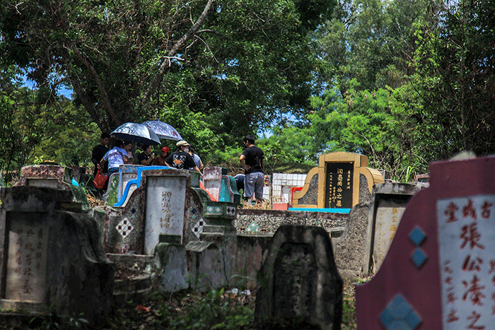 Warga keturunan Tionghoa melakukan ritual pada puncak tradisi Ceng Beng di Tempat Pamakaman Umum Talang Kerikil Palembang,  Rabu (5/4/2023).
