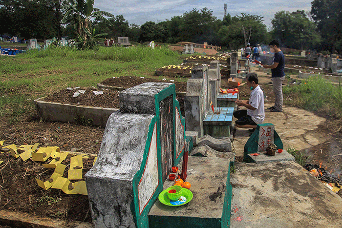 Warga keturunan Tionghoa melakukan ritual pada puncak tradisi Ceng Beng di Tempat Pamakaman Umum Talang Kerikil Palembang,  Rabu (5/4/2023).