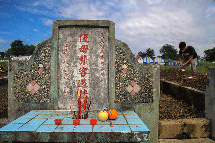 Warga keturunan Tionghoa melakukan ritual pada puncak tradisi Ceng Beng di Tempat Pamakaman Umum Talang Kerikil Palembang,  Rabu (5/4/2023).