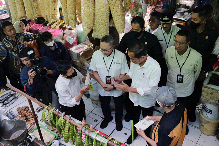 Presiden Joko Widodo dan Menteri Perdagangan Zulkifli Hasan blusukan ke Pasar Johar Baru, Jakarta Pusat, Rabu (5/4/2023).