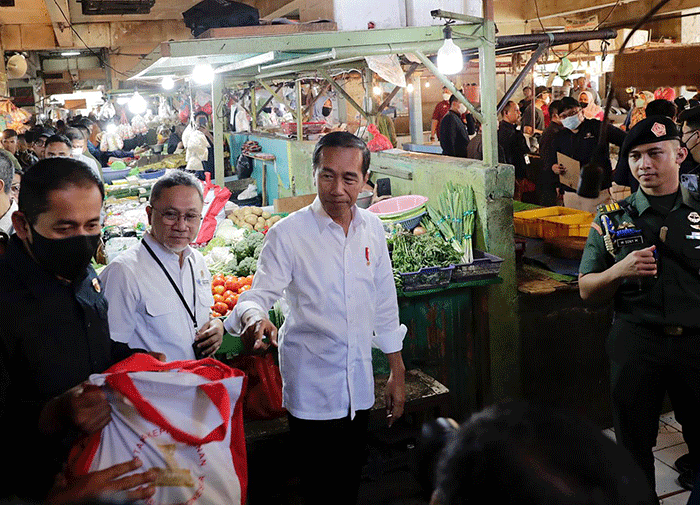 Presiden Joko Widodo dan Menteri Perdagangan Zulkifli Hasan blusukan ke Pasar Johar Baru, Jakarta Pusat, Rabu (5/4/2023).