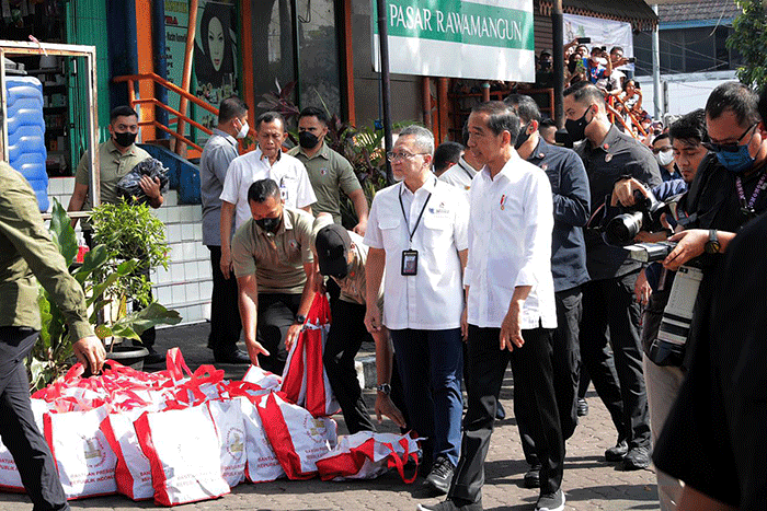 Presiden Joko Widodo dan Menteri Perdagangan Zulkifli Hasan blusukan ke Pasar Johar Baru, Jakarta Pusat, Rabu (5/4/2023).