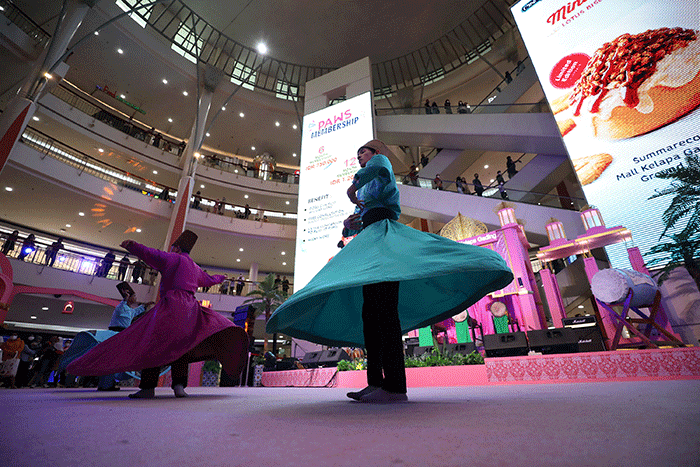 Seniman menampilkan rampak bedug pada Magestic Ramadan di Summarecon Mall Kelapa Gading (MKG), Jakarta, Rabu (5/4/2023).