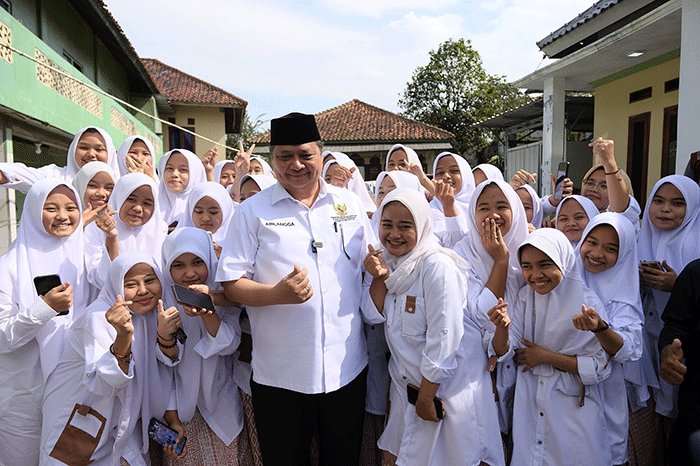 Menteri Koordinator Bidang Perekonomian Airlangga Hartarto saat mengunjungi Ponpes Raudhatul Tarbiyah dalam rangkaian kunjungan kerjanya di Purwakarta.