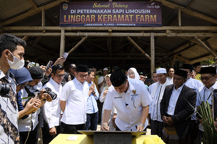 Menteri Koordinator Bidang Perekonomian Airlangga Hartarto saat mengunjungi Ponpes Raudhatul Tarbiyah dalam rangkaian kunjungan kerjanya di Purwakarta.