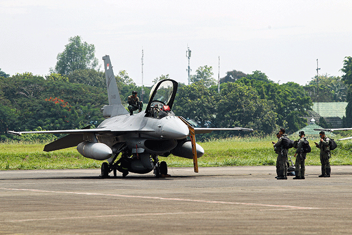 Pesawat tipe EMB-314 Super Tucano saat landing usai melakulan gladi bersih untuk persiapan HUT TNI AU ke-77 di Terminal Selatan, Halim Perdanakusuma.
