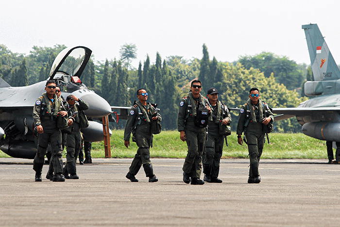 Pesawat tipe EMB-314 Super Tucano saat landing usai melakulan gladi bersih untuk persiapan HUT TNI AU ke-77 di Terminal Selatan, Halim Perdanakusuma.