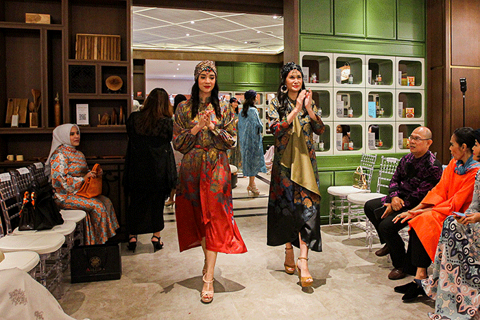 Sejumlah model tampil memperagakan busana muslim karya desainer lokal dalam acara Trunk Show di Mal Sarinah, Jakarta, Rabu (5/4/2023).