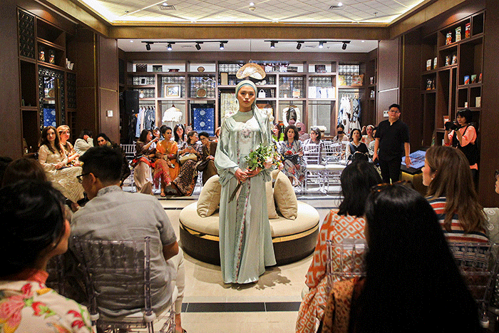 Sejumlah model tampil memperagakan busana muslim karya desainer lokal dalam acara Trunk Show di Mal Sarinah, Jakarta, Rabu (5/4/2023).