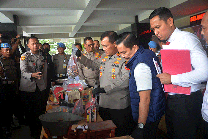 Kapolda Jateng Irjen Pol Ahmad Luthfi dan PJU Polda Jateng menunjukkan barang bukti kasus penyalahgunaan bahan peledak di Lobi Mapolda Jateng, Semarang.