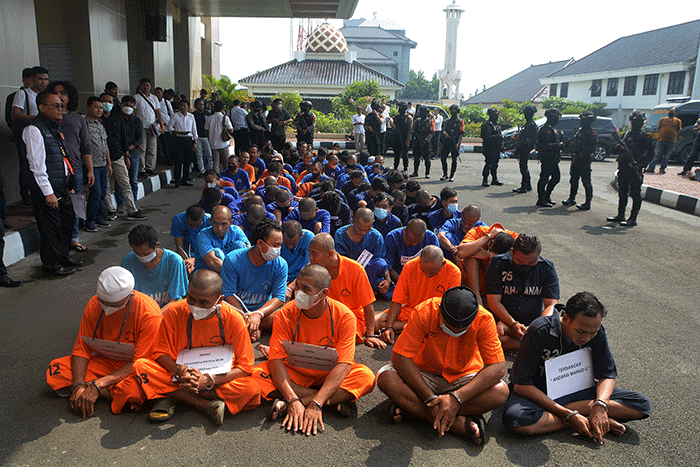 Kapolda Jateng Irjen Pol Ahmad Luthfi dan PJU Polda Jateng menunjukkan barang bukti kasus penyalahgunaan bahan peledak di Lobi Mapolda Jateng, Semarang.