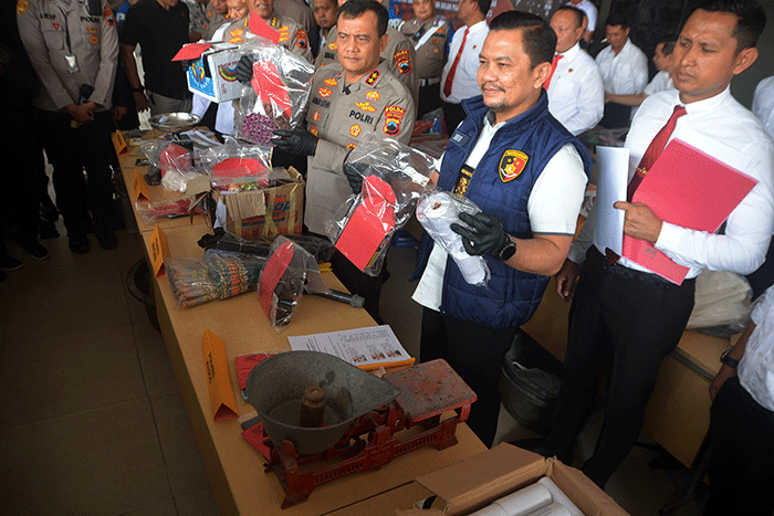 Kapolda Jateng Irjen Pol Ahmad Luthfi dan PJU Polda Jateng menunjukkan barang bukti kasus penyalahgunaan bahan peledak di Lobi Mapolda Jateng, Semarang.