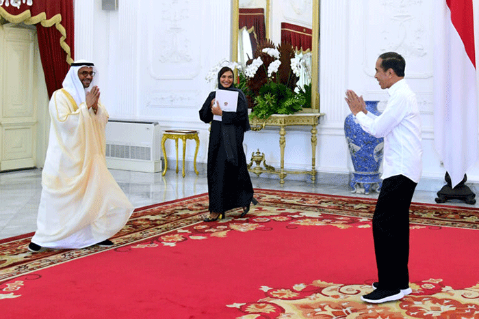 Presiden Joko Widodo menerima Duta Besar Persatuan Emirat Arab (PEA) untuk Republik Indonesia, Abdulla Salem Al Dhaheri, di Istana Merdeka, Jakarta.