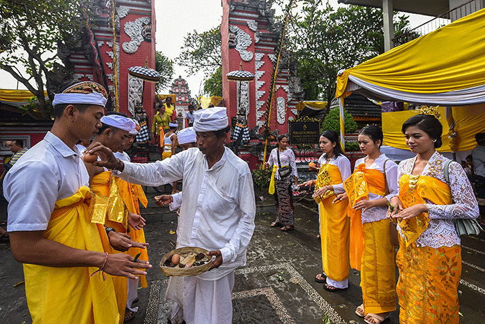 Sebanyak 150 umat Hindu dari berbagai kabupaten/kota di Sumsel mengikuti upacara metatah di Pura Agung Sriwijaya Palembang, Kamis (6/4/2023).